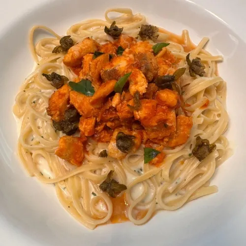 Linguine ao Duo de Molhos com Salmão